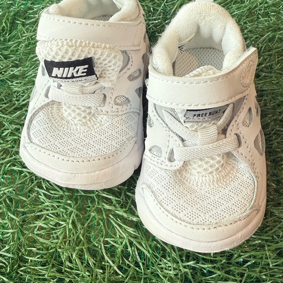 Nike Free Run 2 Athletic Sneakers Baby Size 2C White w/black Sneakers - Picture 1 of 5